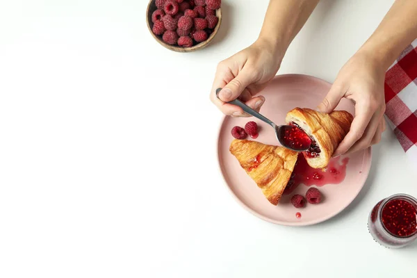 Konzept Des Leckeren Essens Mit Croissant Mit Himbeermarmelade Auf Weißem — Stockfoto