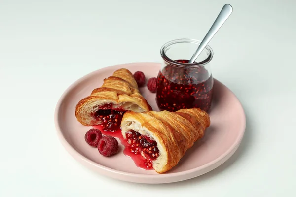 Begreppet Läcker Mat Med Croissant Med Hallon Sylt Vit Bakgrund — Stockfoto