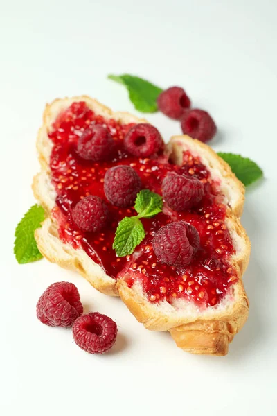 Croissant Com Geléia Framboesa Fundo Branco — Fotografia de Stock