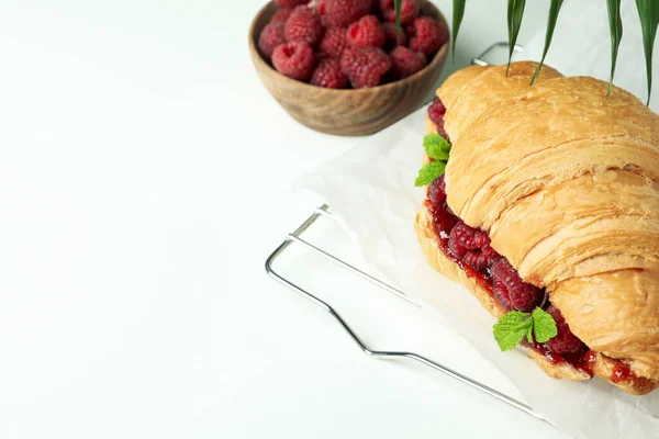 Begreppet Läcker Mat Med Croissant Med Hallon Sylt Vit Bakgrund — Stockfoto