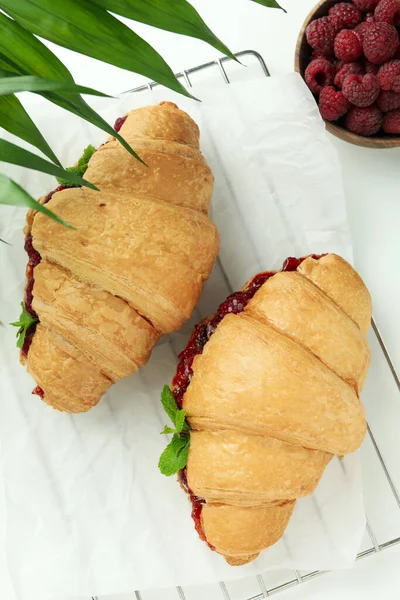 Begreppet Läcker Mat Med Croissanter Med Hallon Sylt Vit Bakgrund — Stockfoto