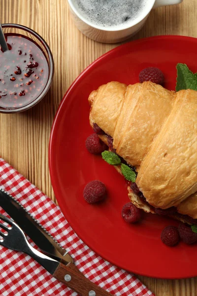 Begreppet Läcker Mat Med Croissant Med Hallon Sylt Trä Bakgrund — Stockfoto