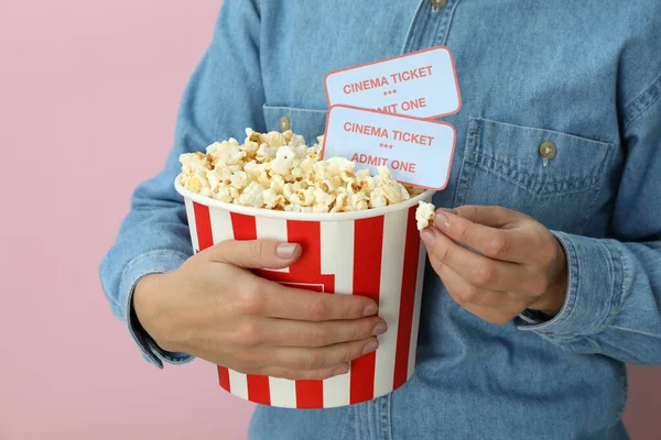 Kvinna Innehar Pappersmugg Med Popcorn Och Biljetter Rosa Bakgrund — Stockfoto
