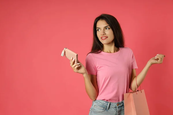 Menina Atraente Detém Saco Papel Bolsa Fundo Rosa — Fotografia de Stock