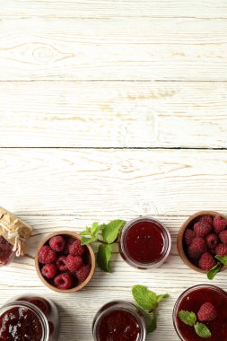 Ahşap zemin üzerinde ahududu reçeli ile düz konum