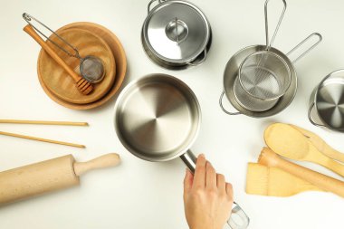 Beyaz arka planda mutfak aletleri ile kompozisyon, üst görünüm.