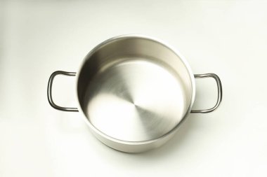 Beyaz arkaplanda metal boş tencere, yukarıda görünüm.