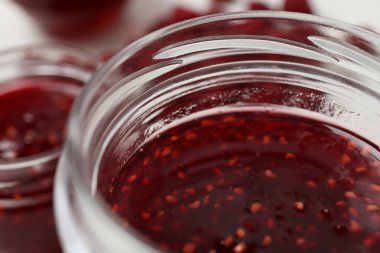 Bir kavanoz ahududu reçeli, yakın çekim ve seçici odaklanma