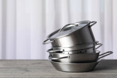 Gri desenli masa üzerinde mutfak gereçleri, seçici odak.