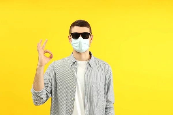 Traveling Concept Coronavirus Young Man Yellow Background — Stock Photo, Image