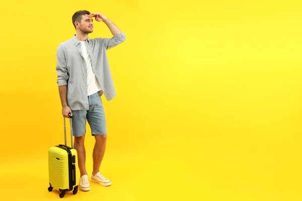 Concepto Viaje Con Joven Sobre Fondo Amarillo Espacio Para Texto —  Fotos de Stock