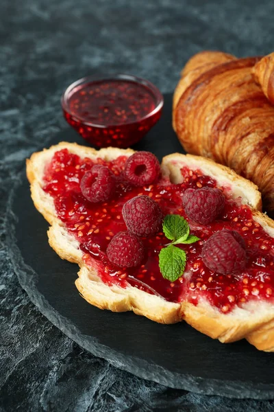 Begreppet Läcker Mat Med Croissanter Med Hallon Sylt Svart Rökig — Stockfoto