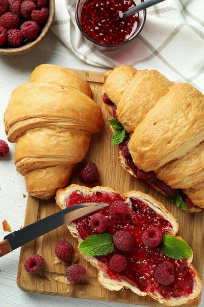 Begreppet Läcker Mat Med Croissanter Med Hallon Sylt Vit Trä — Stockfoto