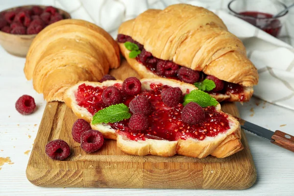 Begreppet Läcker Mat Med Croissanter Med Hallon Sylt Vit Trä — Stockfoto