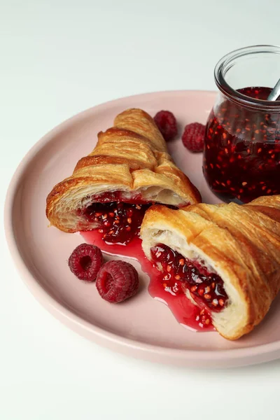 Begreppet Läcker Mat Med Croissant Med Hallon Sylt Vit Bakgrund — Stockfoto