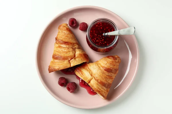 Begreppet Läcker Mat Med Croissant Med Hallon Sylt Vit Bakgrund — Stockfoto