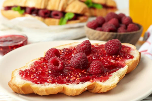 Begreppet Läcker Mat Med Croissanter Med Hallon Sylt Vit Trä — Stockfoto