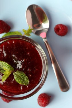 Tabağında ahududu reçeli olan lezzetli yemek kavramı