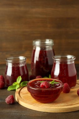 Ahşap arka planda ahududu reçeli ile lezzetli yemek kavramı