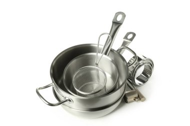 Beyaz arkaplanda izole edilmiş farklı mutfak aletleri.