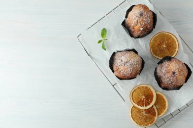 Beyaz ahşap masada çikolatalı kek ve lezzetli yemek kavramı..
