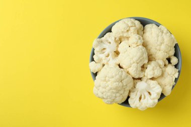 Taze, sulu karnabahar dilimleri sarı arka planda kasede