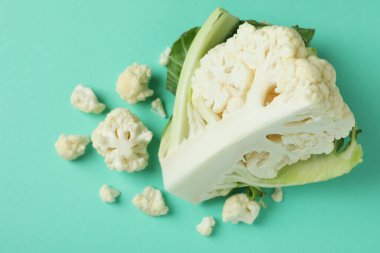 Nane arkaplanda dilimleri olan taze sulu karnabahar.