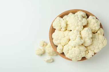 Beyaz arka planda kasede taze karnabahar dilimleri