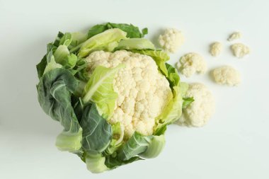 Beyaz arka planda dilimleri olan taze, sulu karnabahar.