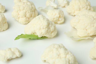 Beyaz zemin üzerinde karnabahar bulunan düz kompozisyon