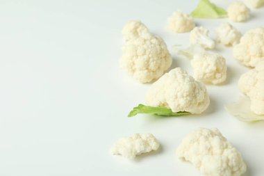 Beyaz zemin üzerinde karnabahar bulunan düz kompozisyon