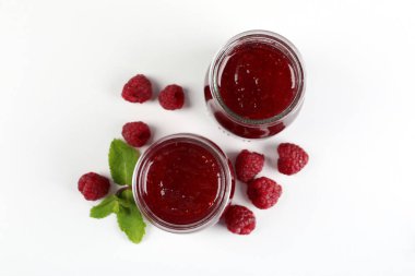 Beyaz arkaplanda ahududu reçeli kavanozları