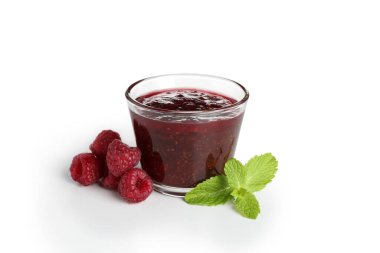 Beyaz arka planda izole edilmiş cam bir kase ahududu reçeli.