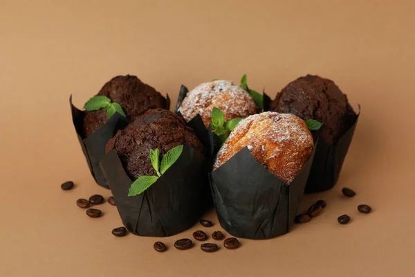 Шоколадные Кексы Семенами Кофе Бежевом Фоне — стоковое фото