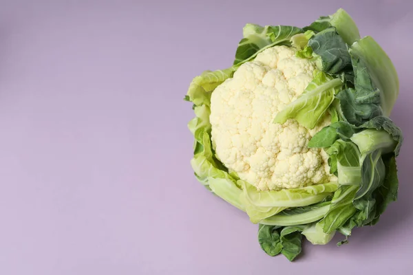 Head Fresh Juicy Cauliflower Purple Background — Stock Photo, Image