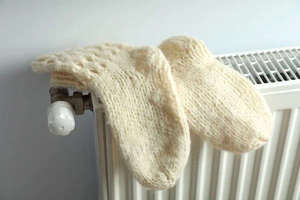 Concepto Temporada Calefacción Con Calcetines Punto Radiador —  Fotos de Stock