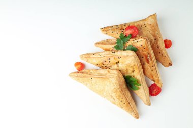 Beyaz arkaplanda samsa ile düz konum