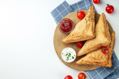 Beyaz arka planda samsa olan lezzetli yemek kavramı