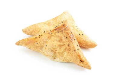 Beyaz arka planda izole edilmiş altın gevrek samsa.