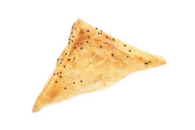 Beyaz arka planda izole edilmiş altın gevrek samsa.