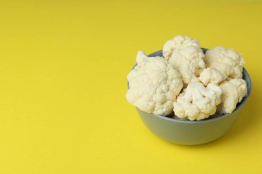 Taze, sulu karnabahar dilimleri sarı arka planda kasede