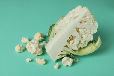 Nane arkaplanda dilimleri olan taze sulu karnabahar.