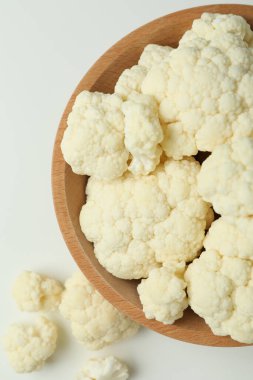 Beyaz arka planda kasede taze karnabahar dilimleri