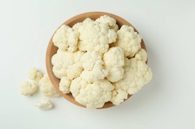 Beyaz arka planda kasede taze karnabahar dilimleri