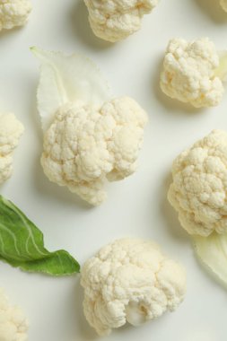 Beyaz zemin üzerinde karnabahar bulunan düz kompozisyon