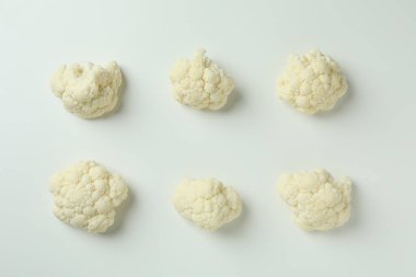 Beyaz zemin üzerinde karnabahar bulunan düz kompozisyon