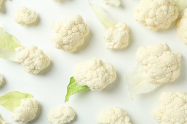 Beyaz zemin üzerinde karnabahar bulunan düz kompozisyon