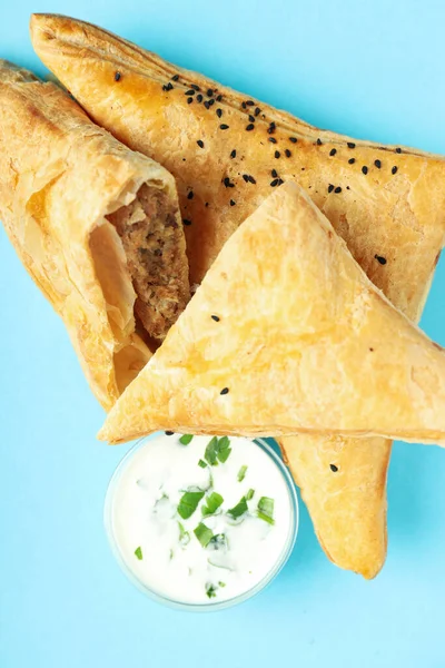 Samsa Dorada Con Ingredientes Sobre Fondo Azul —  Fotos de Stock