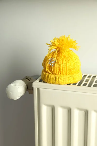 散热器用针织帽采暖季节的概念 — 图库照片