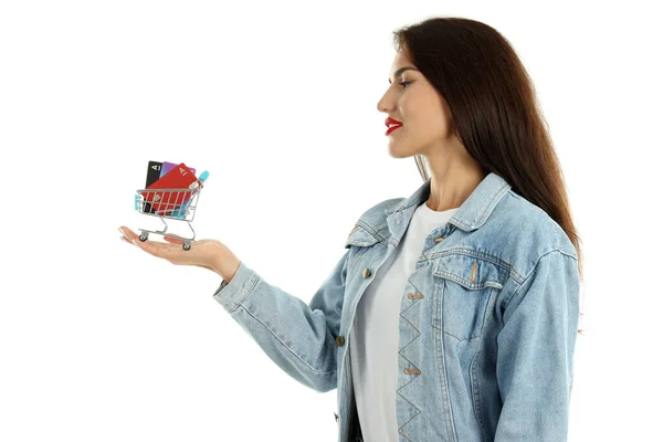 Дівчина Тримає Візок Магазину Кредитними Картками Ізольовані Білому Тлі — стокове фото